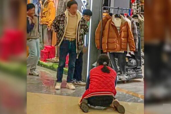 [뉴스] “패딩 사주세요”…쇼핑센터서 무릎 꿇고 남편에게 애원하는 중국女