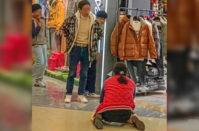 [뉴스] “패딩 사주세요”…쇼핑센터서 무릎 꿇고 남편에게 애원하는 중국女