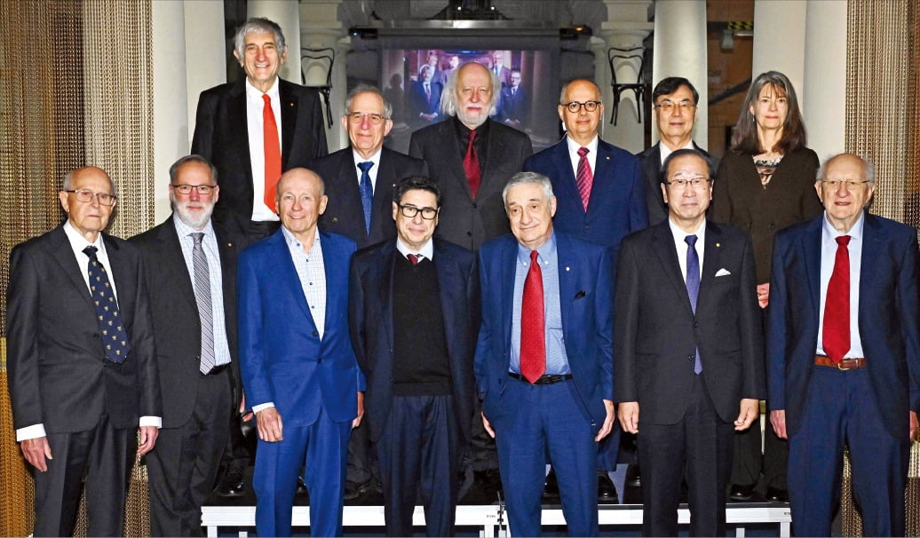 [뉴스] 의자 서명식 위해…올 노벨상 수상자 한자리에