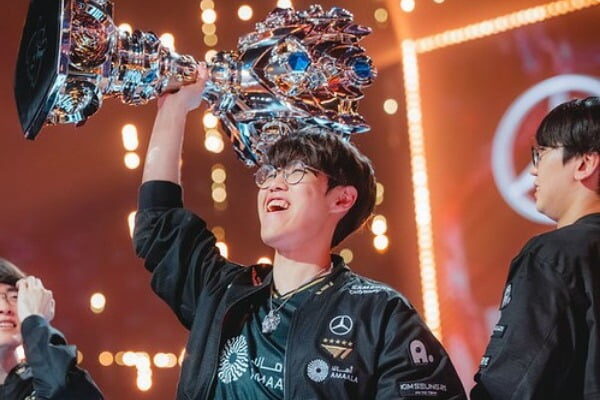 [뉴스] 오도 박사의 성탄절 선물…오너 문현준, T1과 2028년까지 동행