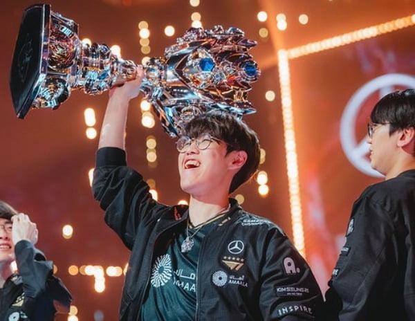 [뉴스] 오도 박사의 성탄절 선물…오너 문현준, T1과 2028년까지 동행