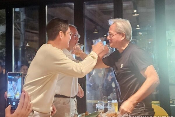 [뉴스] 정의선·이재용 회장과 ‘깐부 러브샷’…젠슨 황, ‘FT 올해의 인물’로 선정돼