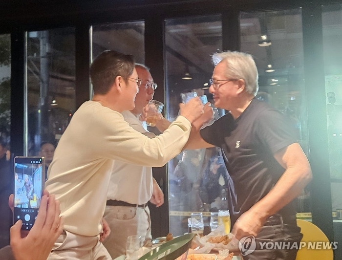 [뉴스] 정의선·이재용 회장과 ‘깐부 러브샷’…젠슨 황, ‘FT 올해의 인물’로 선정돼