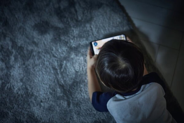 [뉴스] 12세 전에 스마트폰 사용하면…우울증·비만·수면 장애 가능성↑