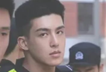 [뉴스] “너무 잘생겼잖아, 배우인줄 알았다”…중국서 난리난 남성의 정체