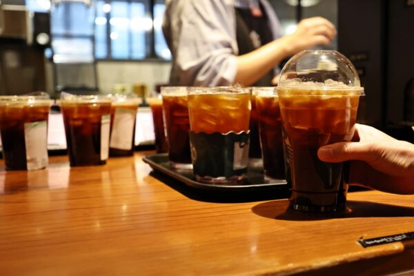 [뉴스] 컵따로 계산제’, 일회용컵값 인상 아냐…이미 내던 비용을 분리 표기”