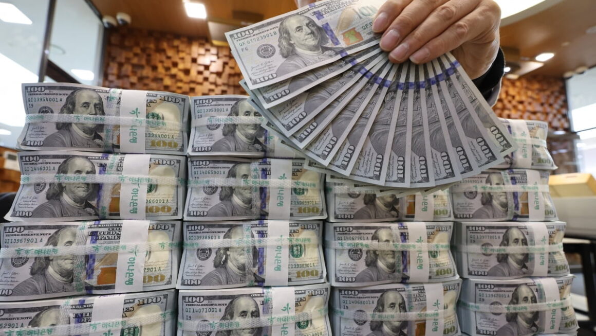 [뉴스] 환율, 외국인 매도·달러 강세에 장중 1480원 돌파…8개월 만에 최고