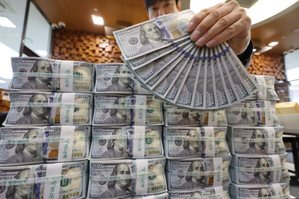 [뉴스] 환율, 외국인 매도·달러 강세에 장중 1480원 돌파…8개월 만에 최고