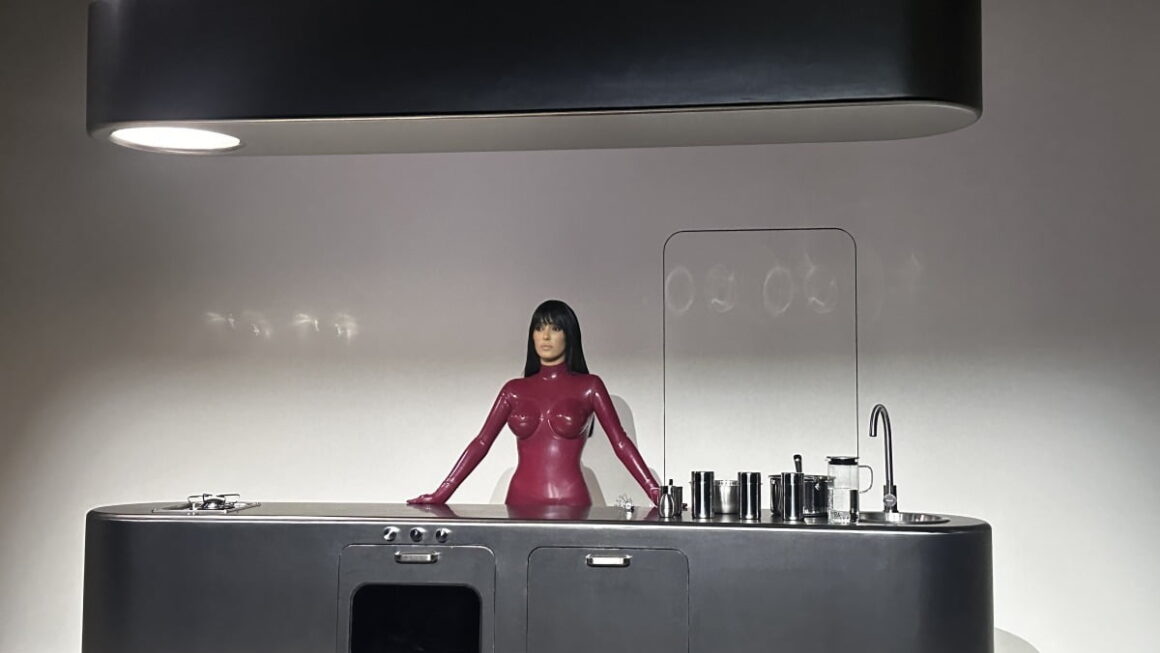 [뉴스] 헐벗은 카니예의 아내, 혹은 야망의 사업가?…센소리는 왜 서울에 왔나