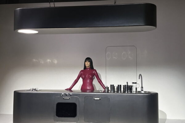 [뉴스] 헐벗은 카니예의 아내, 혹은 야망의 사업가?…센소리는 왜 서울에 왔나