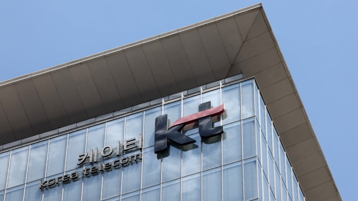 [뉴스] 시민단체 KT, 인적 쇄신으로 대신 말라…위약금 면제 해야