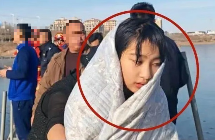 [뉴스] “제가 구할게요”…얼음호수에 빠진 4세 구하려고 뛰어든 미모女의 정체