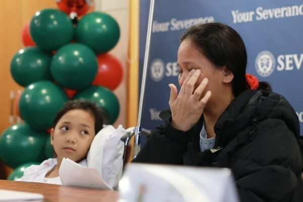 [뉴스] 앉지도 눕지도 못했던 소녀, 이제 꿀잠 잔다…무슨 사연 있길래