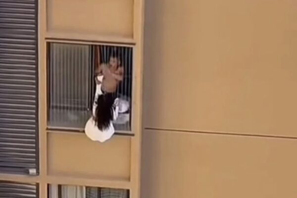 [뉴스] “아내 왔다”…불륜 발각되자 10층 외벽 탄 ‘스파이더걸’