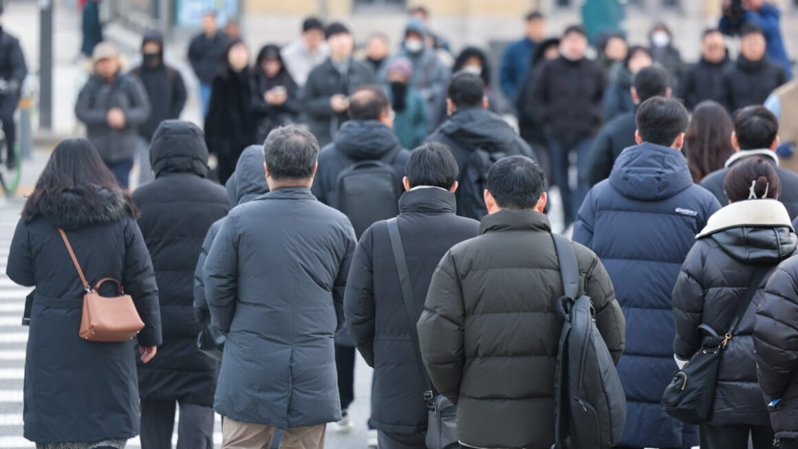 [뉴스] 오랜만에 코트 입고 출근했더니…김 대리, 오늘 소개팅 나가?