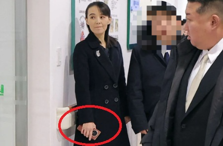 [뉴스] 폴더블폰 사용하고 있잖아…김정은 동생 김여정 손에 든 물건의 정체