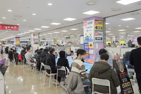 [뉴스] KT 위약금 면제 첫 주말…아이폰17사고 5만원 받았다