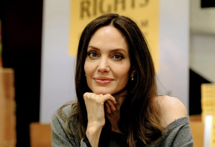 [뉴스] 안젤리나 졸리, 355억 저택 매각…미국 떠나 캄보디아 간다