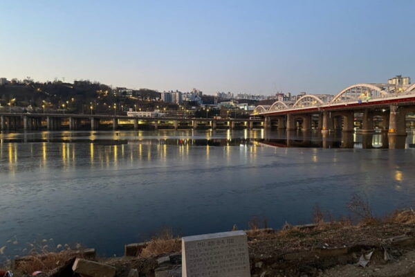 [뉴스] 꽁꽁 얼어붙은 한강…평년보다 일주일이나 빨랐다