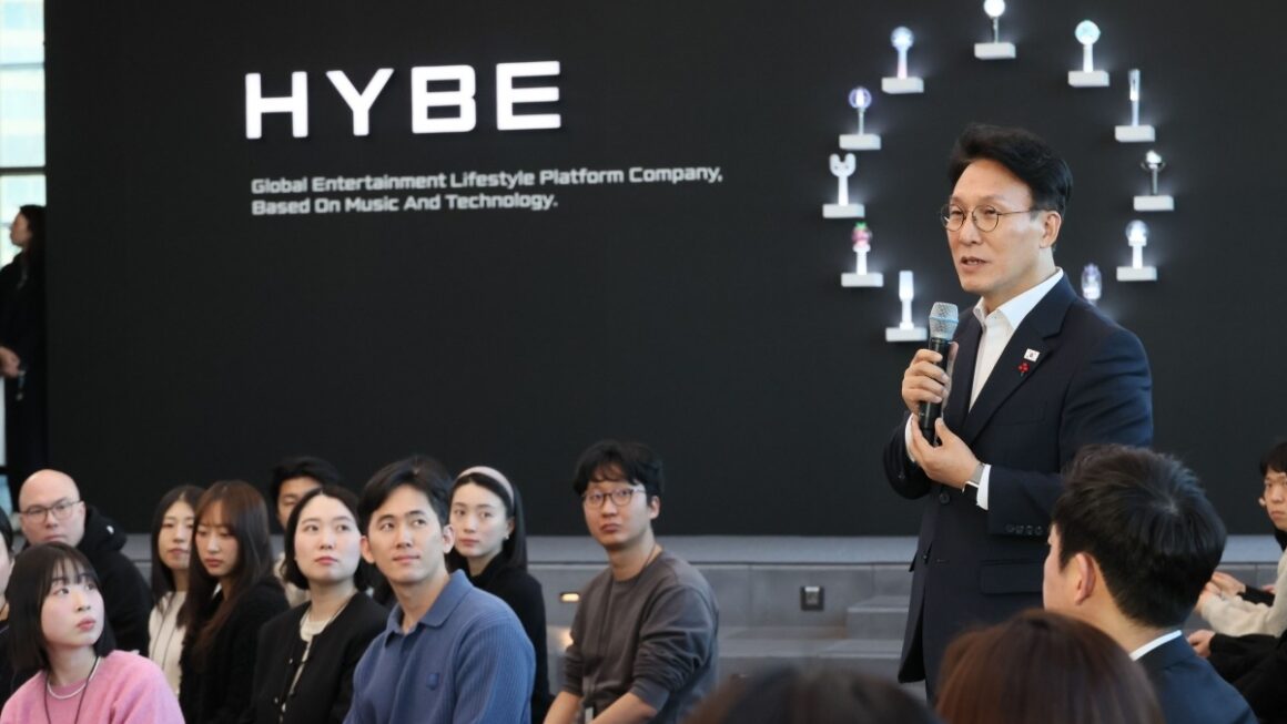 [뉴스] 하이브 찾은 김 총리 응원봉으로 지킨 광화문서 BTS 복귀 의미