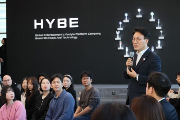 [뉴스] 하이브 찾은 김 총리 응원봉으로 지킨 광화문서 BTS 복귀 의미