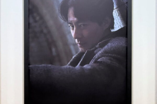 [뉴스] 제니·뷔 사진전에 박정민이 찍은 조인성까지…해외 팬들 우르르