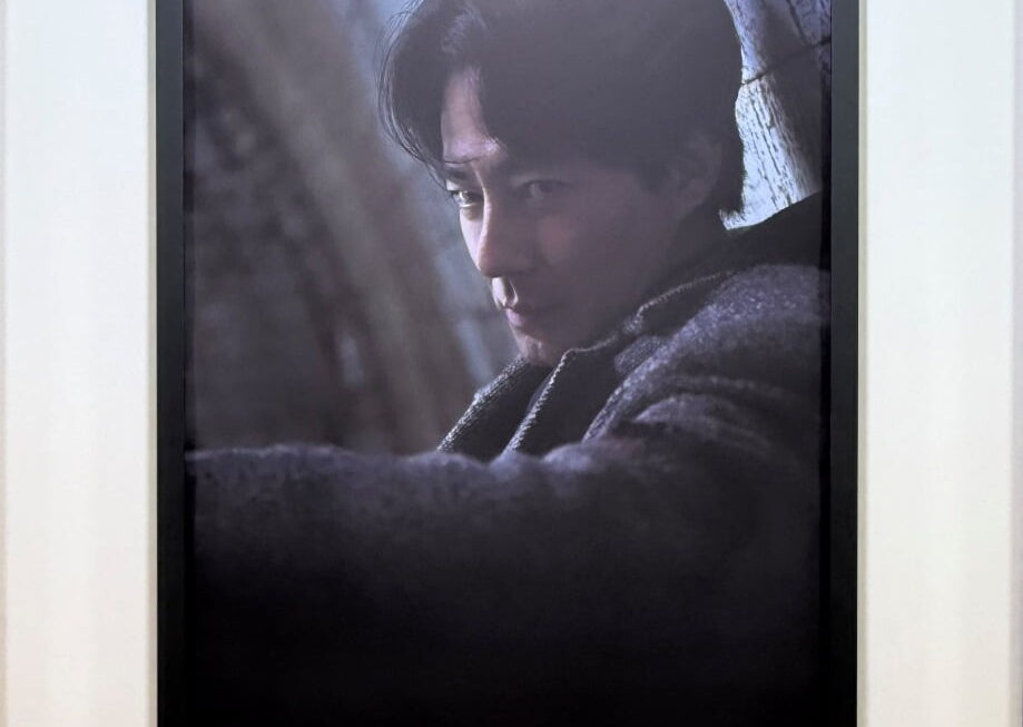 [뉴스] 제니·뷔 사진전에 박정민이 찍은 조인성까지…해외 팬들 우르르