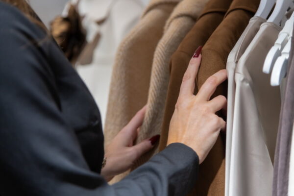 [뉴스] 회식 후 귀가하던 말단 공무원, 영끌 명품을 강도당하다