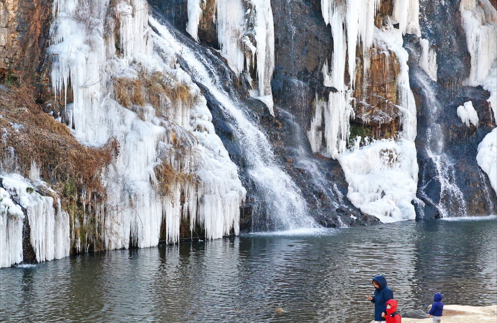 [뉴스] 폭포도 얼린 소한 추위