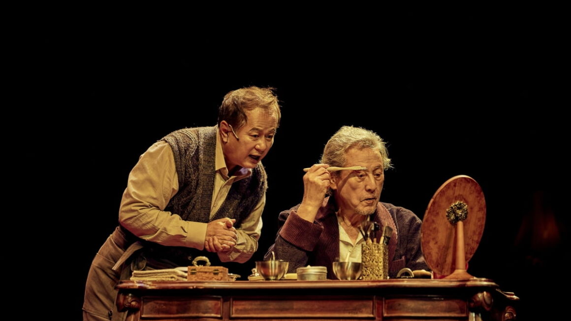 [뉴스] 선생님 내려놓고 드레서로… 송승환이 증명한 배우의 품격