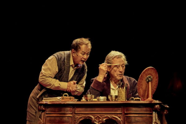 [뉴스] 선생님 내려놓고 드레서로… 송승환이 증명한 배우의 품격