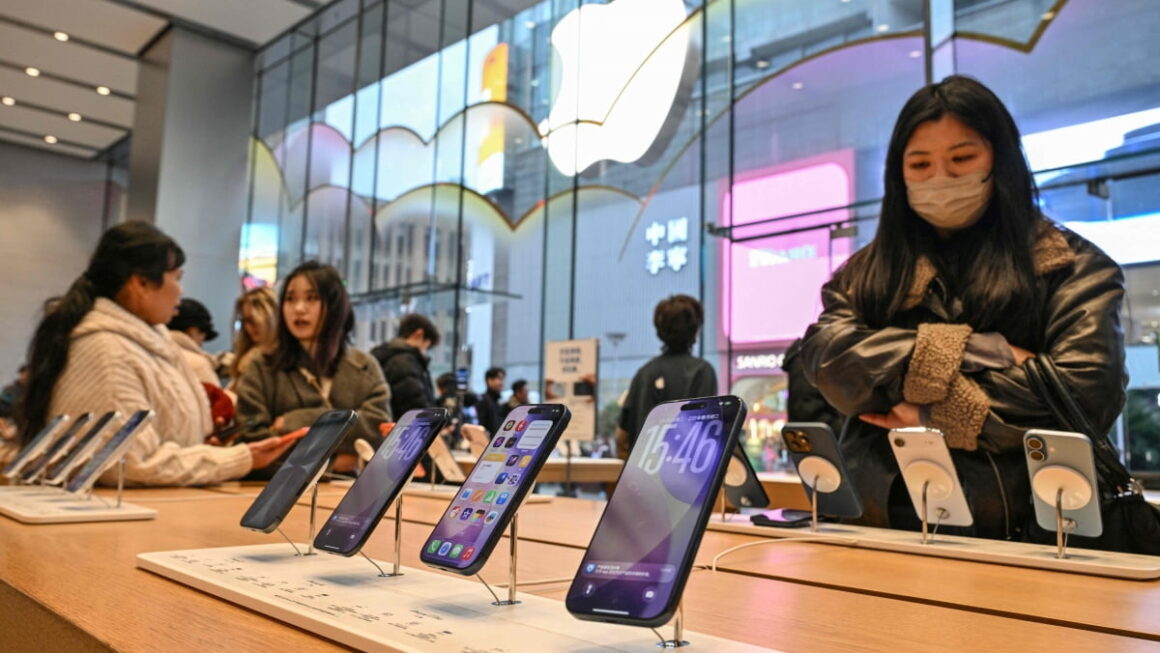 [뉴스] 아이폰17, 대륙 휩쓸었다…중국폰 밀어내고 1위 달성