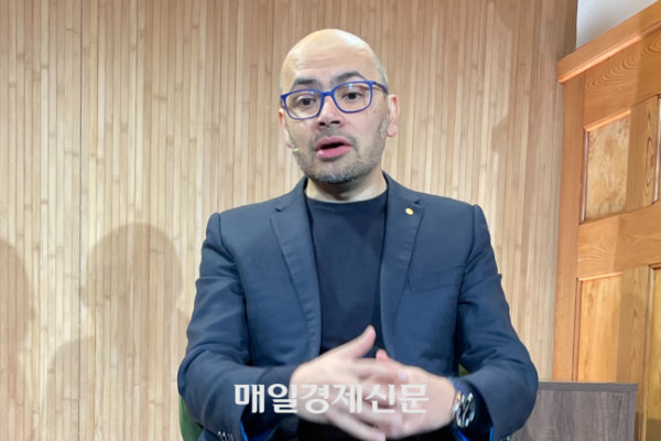 [뉴스] 구글 딥마인드 CEO “휴대폰시대 끝난다”…요리·길안내 AI안경이 대체”