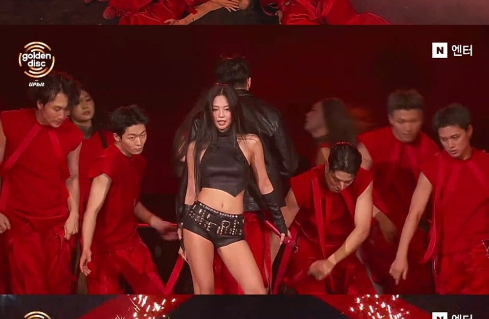 [뉴스] 제니, 한 뼘 핫팬츠 입고 무대 찢었다…골든디스크 3관왕 우뚝