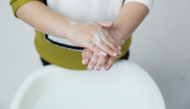 [뉴스] 노로바이러스 10주 연속 증가…변기 뚜껑 닫고 물 내려야