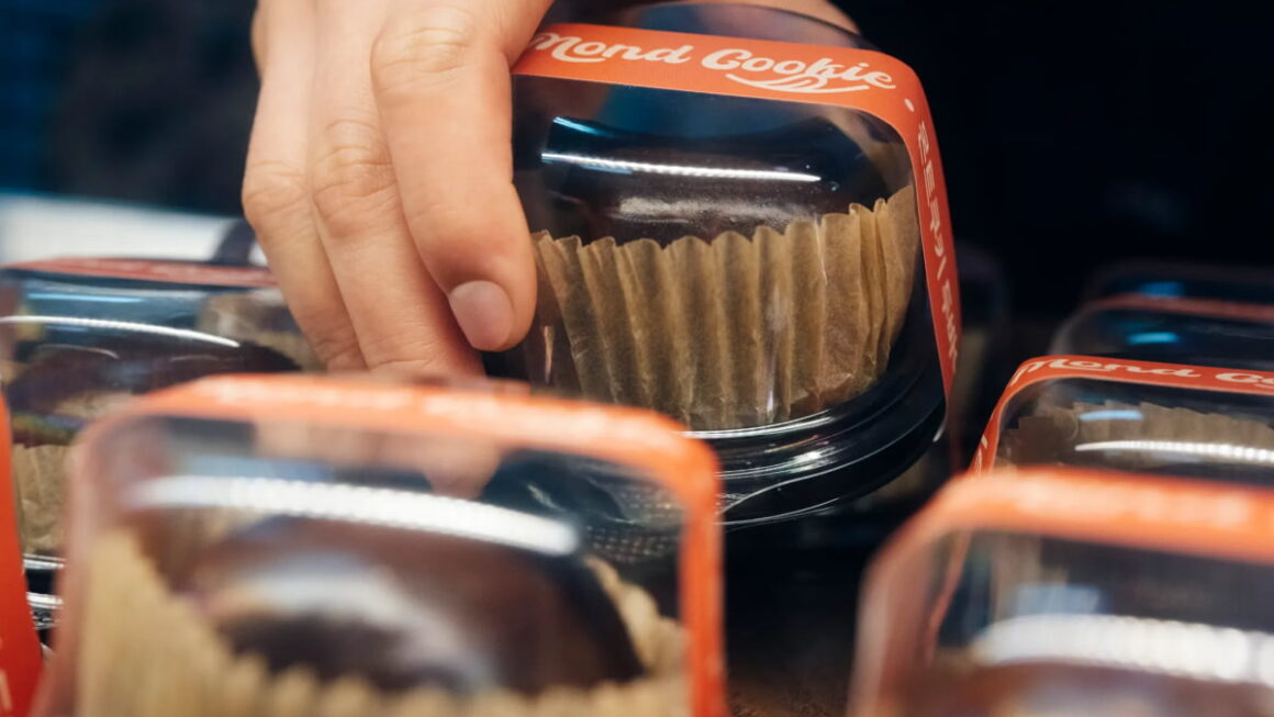 [뉴스] 배송만 하루 2만개…원조 두쫀쿠 43억 쓸어담은 비결