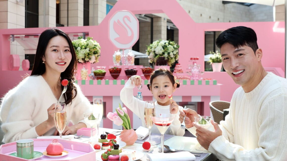 [뉴스] 파라다이스시티, 스와로브스키와 크리스털 딸기 뷔페 팝업