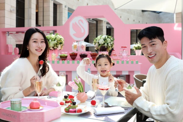 [뉴스] 파라다이스시티, 스와로브스키와 크리스털 딸기 뷔페 팝업