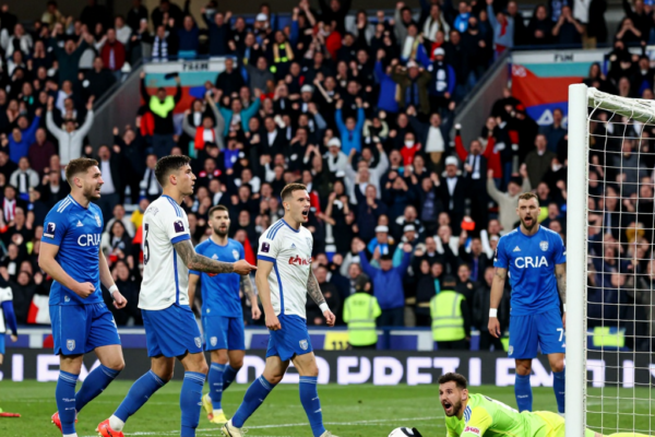 렉섬, 27년 만에 프리미어리그 노팅엄 꺾고 FA컵 이변 달성