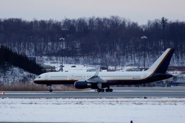 [뉴스] [속보] 마두로 부부 압송 비행기, 뉴욕 군공항에 도착