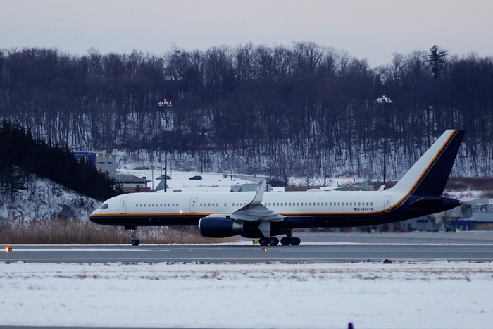 [뉴스] [속보] 마두로 부부 압송 비행기, 뉴욕 군공항에 도착