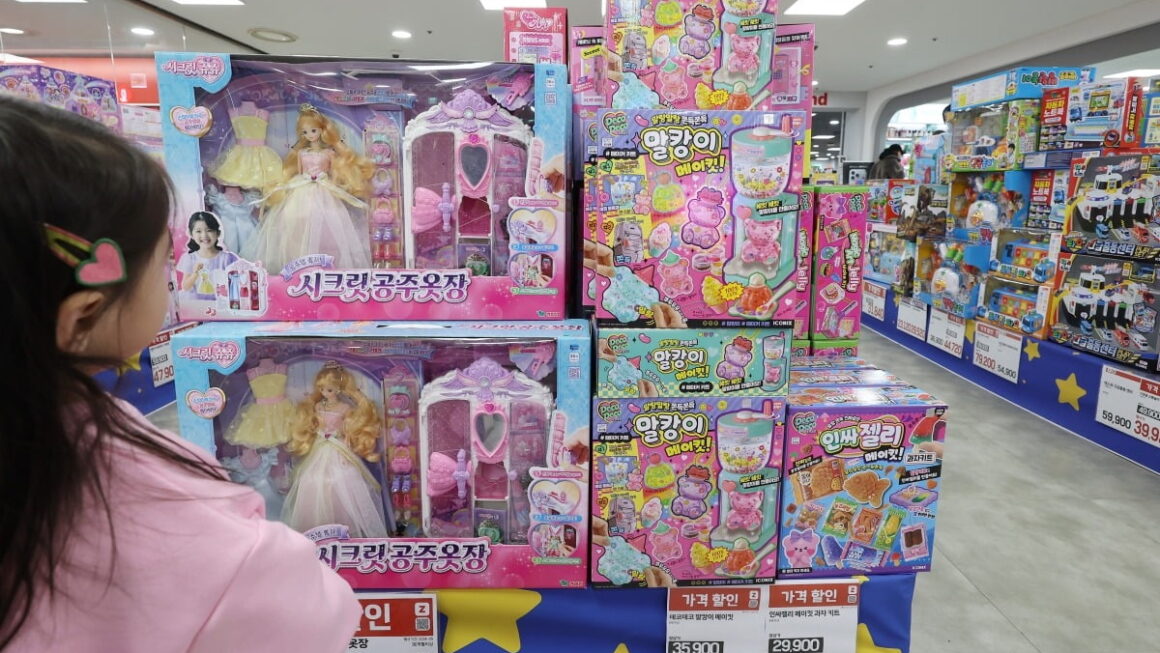 [뉴스] 엄마, 케데헌 사줘…장난감 사주러 갔다가 깜짝