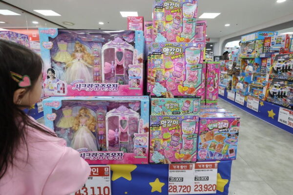 [뉴스] 엄마, 케데헌 사줘…장난감 사주러 갔다가 깜짝