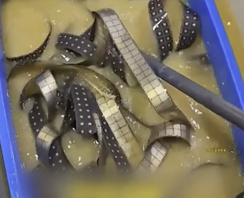 [뉴스] ‘폐기 휴대폰 유심 카드’로 5천만원어치 금 모았다…전문가들은 글쎄?