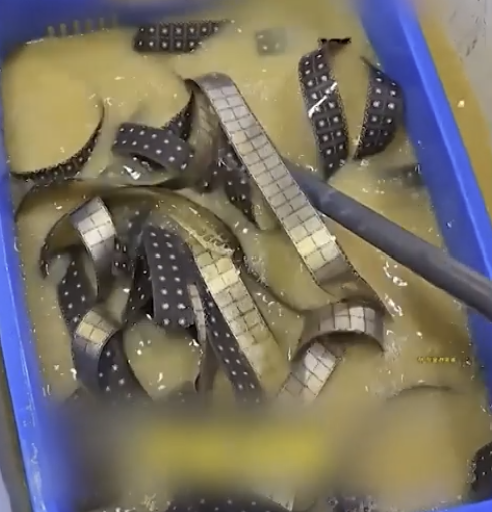 [뉴스] ‘폐기 휴대폰 유심 카드’로 5천만원어치 금 모았다…전문가들은 글쎄?