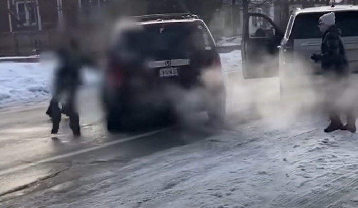 [뉴스] 도망치려했는데 단속 요원 차로 치려했다니…총격 사망 여성 영상 ‘대반전’