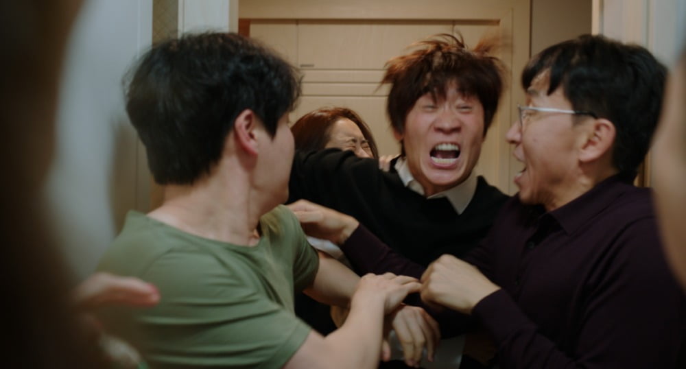 [뉴스] 안온한 식탁에서 시작해 난장판으로 끝나는 영화 직사각형, 삼각형