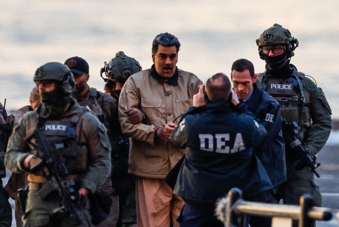 [뉴스] ‘수의 차림’ 마두로 이송에 헬기·장갑차까지…뉴욕 맨해튼 연방법원 도착