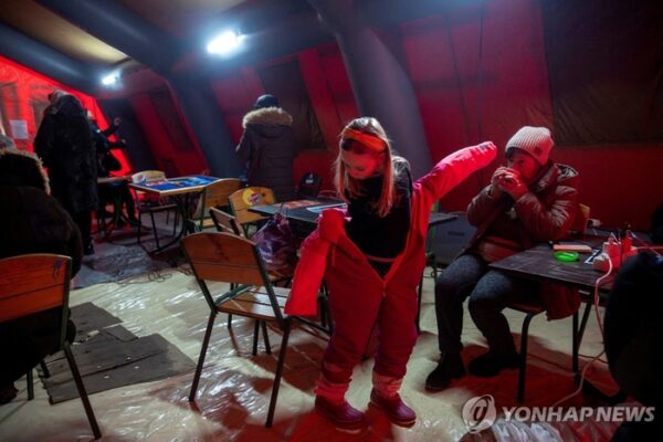 [뉴스] 혹한 속 러 공습에 전력 끊긴 우크라, 에너지 비상사태 선포