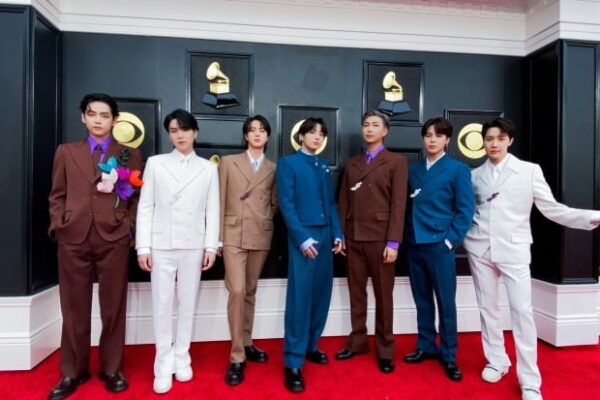 [뉴스] 컴백하면 1조…걸어다니는 기업 BTS 귀환에 쏠린 눈